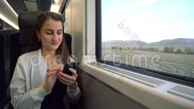 一位<strong>年轻</strong>女士在<strong>火车上</strong>使用智能手机。